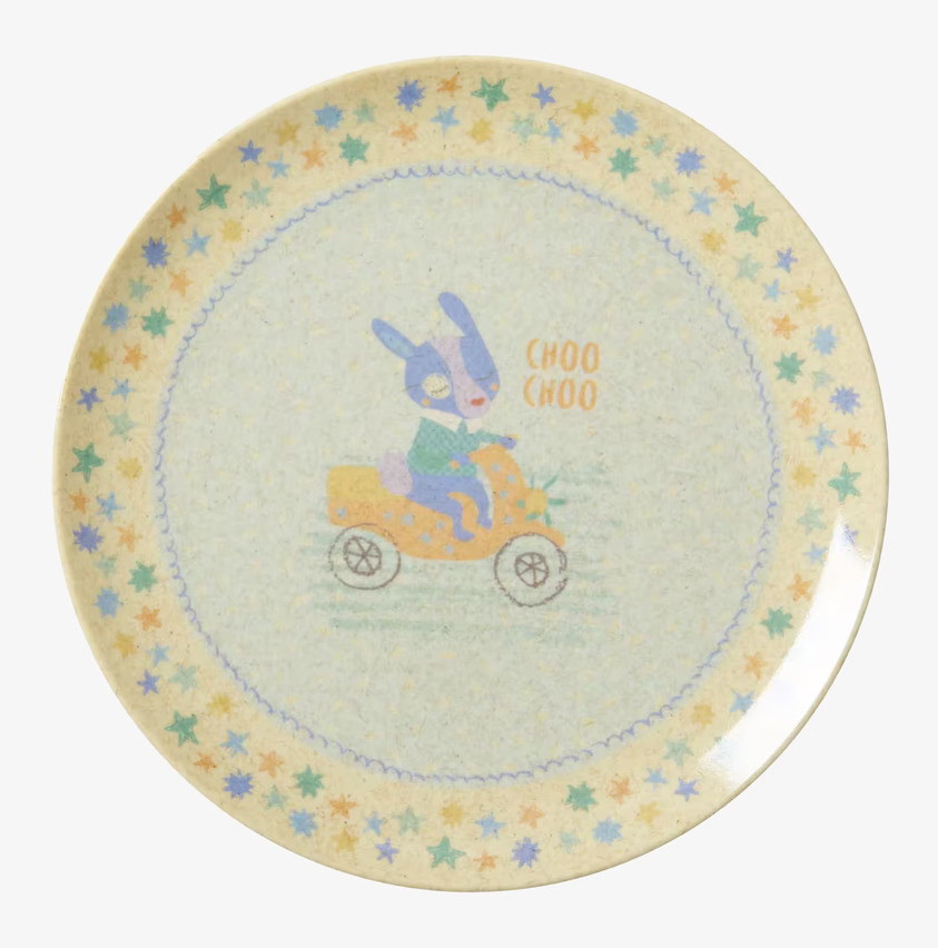 Tallrik Race Print från Rice med blå kanin i gul bil