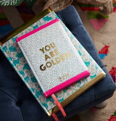 Notebook A4 från Rice med färgglatt omslag och guldtext