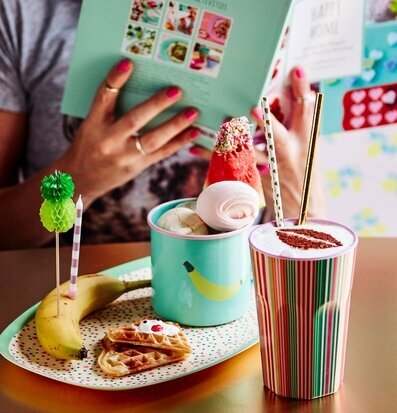 Mugg Emalj Banana Print från Rice med lekfull banandesign