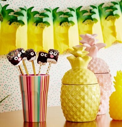 Bild av färgglad och lekfull inredning med ananas tema