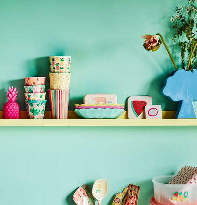 Banana Split Skål Gul från Rice på en färgglad hylla