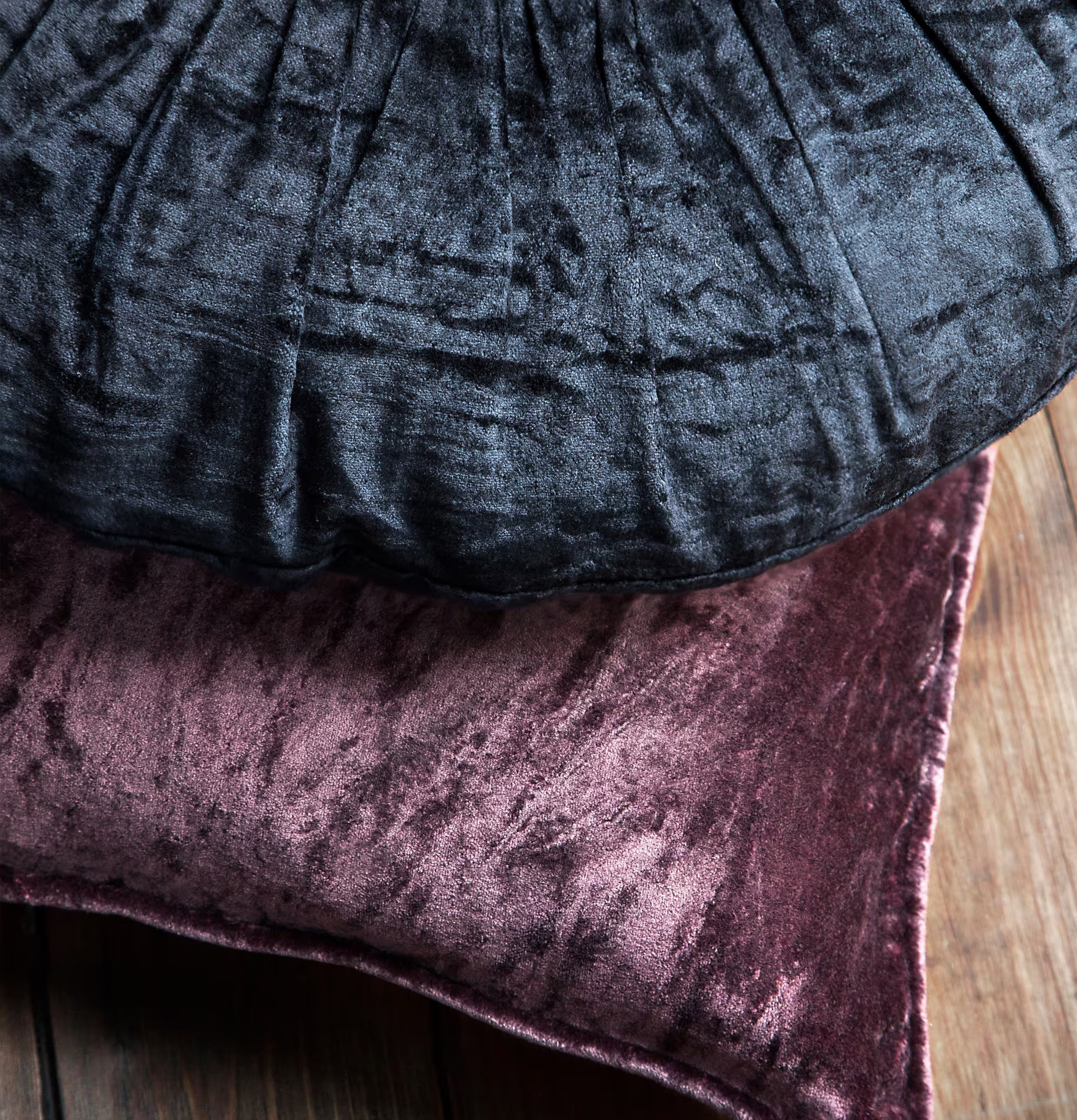 Sammetskudde Rund Cole från Cozy Living på trägolv