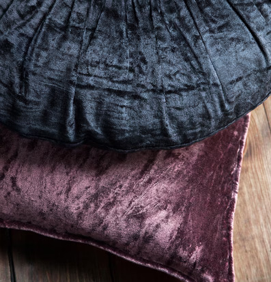 Sammetskudde Rund Cole från Cozy Living på trägolv