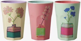 Foto av tre färgglada latte-muggar med blommotiv