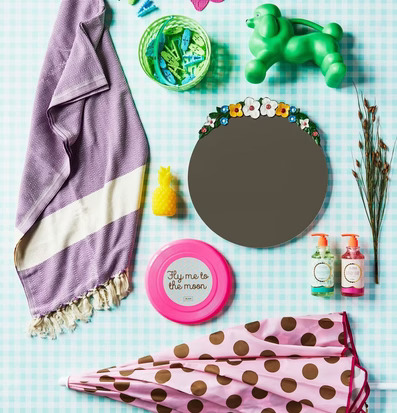 Klädnypor Med Korg Grön från Rice omgiven av färgglada objekt