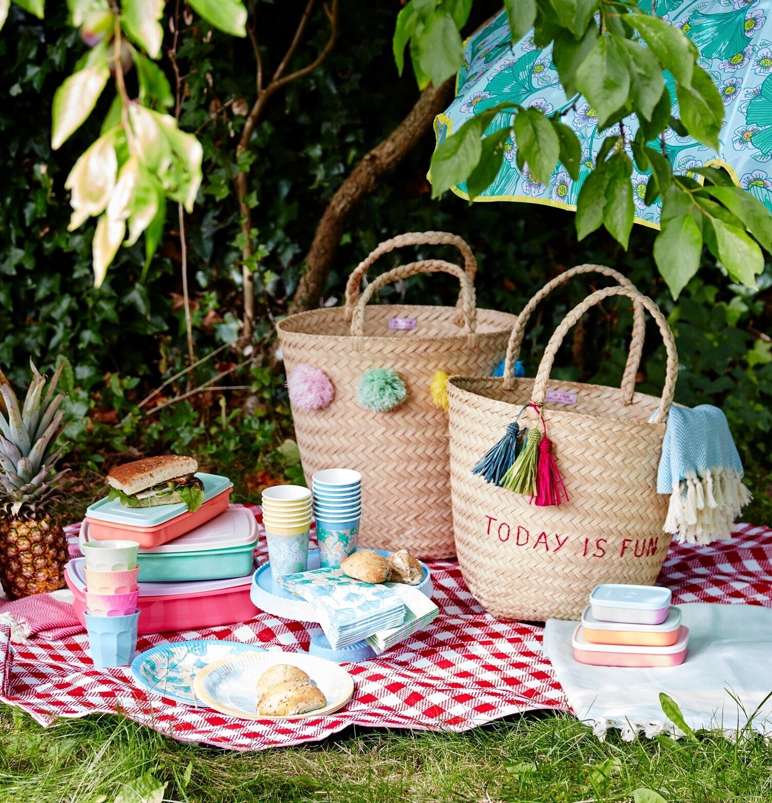 Korgväska Pompoms från Rice med pastellfärgade detaljer