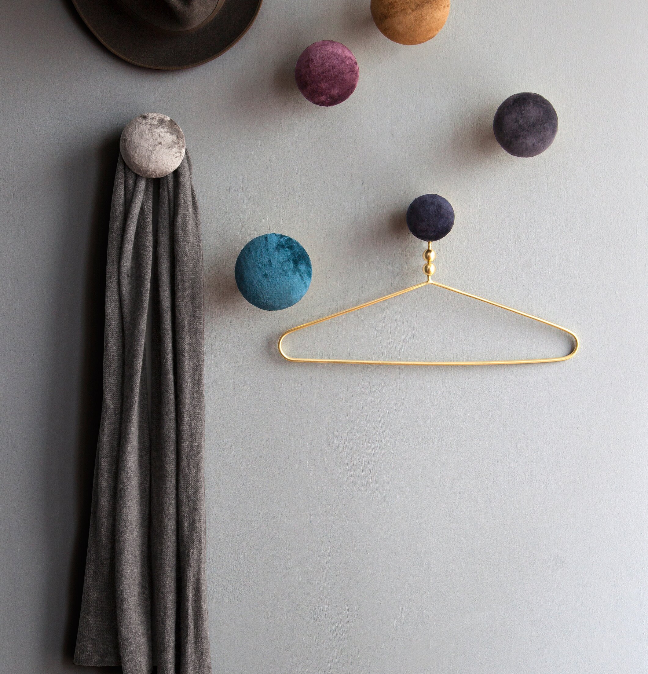 Knopp Sammet Grape M från Cozy Living på grå vägg