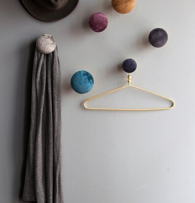 Knopp Sammet Grape L från Cozy Living på ljusgrå vägg