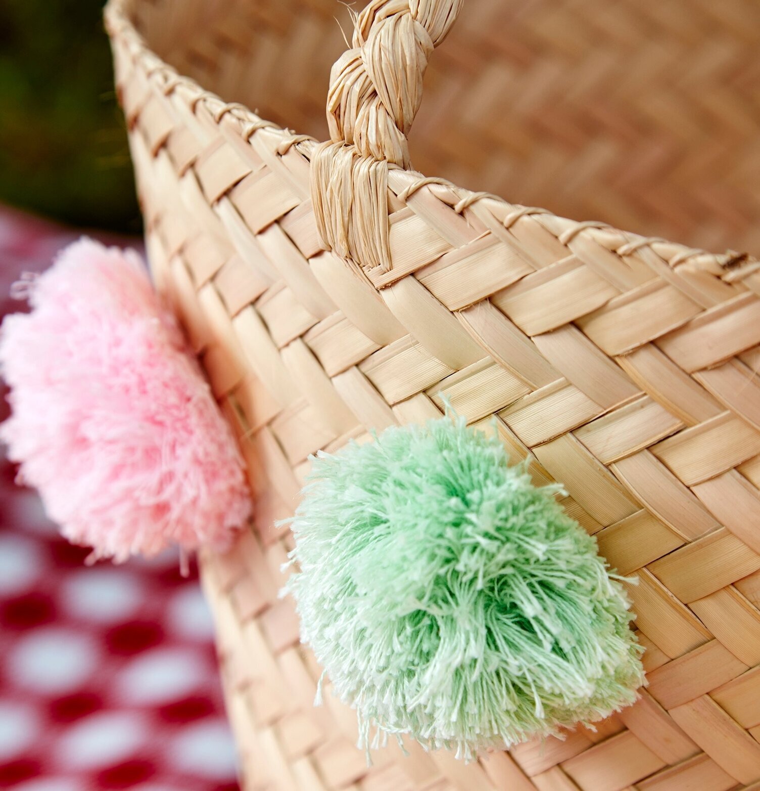 Korgväska Pompoms från Rice med färgglada dekorativa inslag