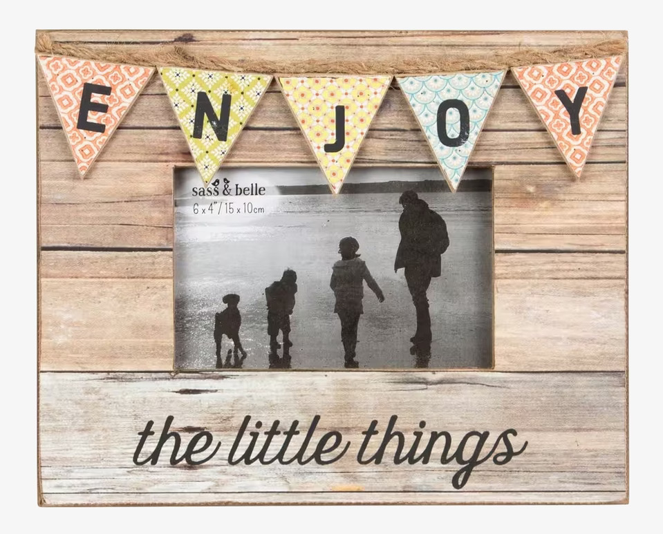 Fotoram Enjoy från Sass & Belle med färgglada vimplar