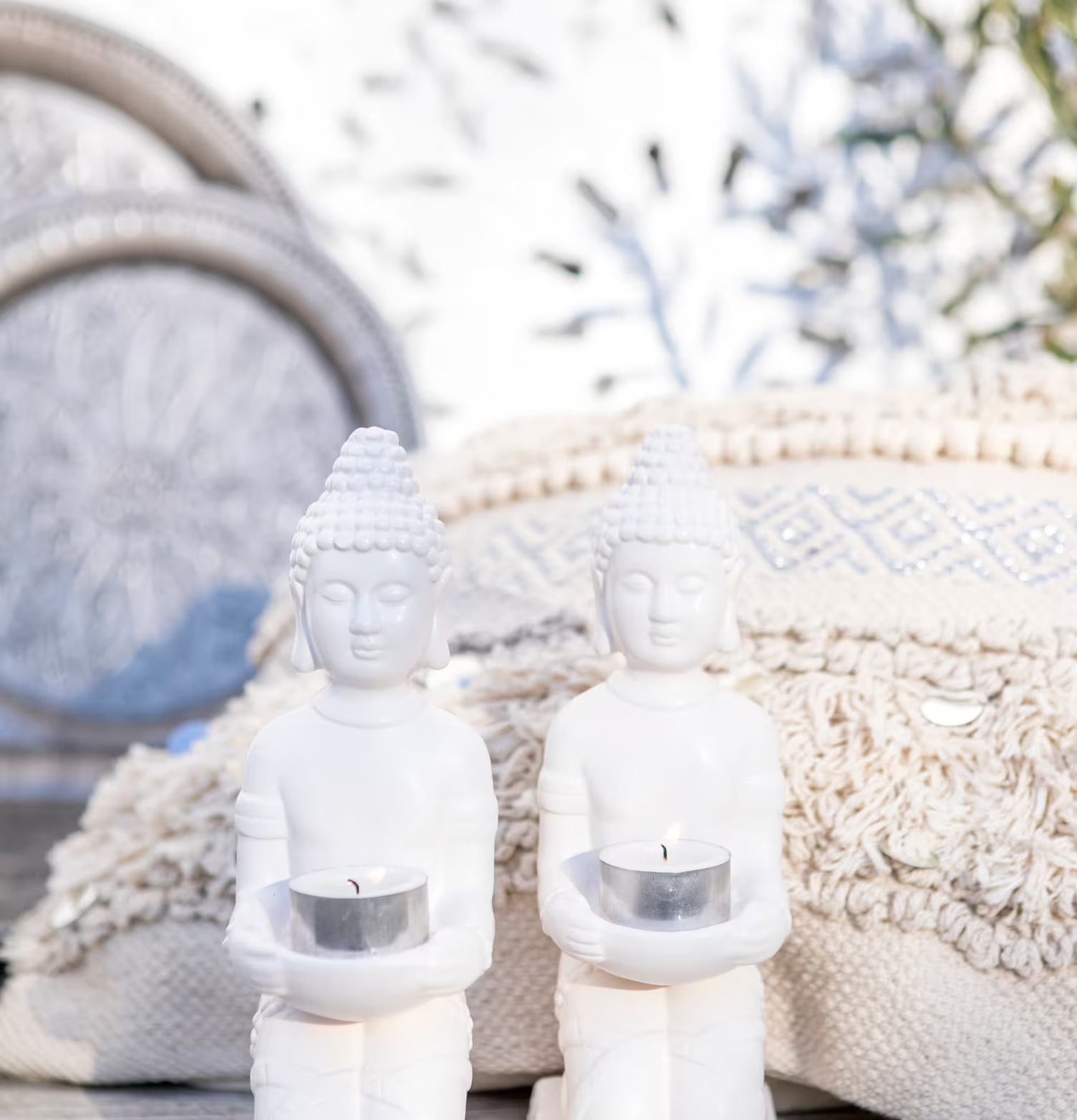 Buddha On Knee - Majas Cottage, två vita Buddha-statyer