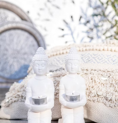 Buddha On Knee - Majas Cottage, två vita Buddha-statyer