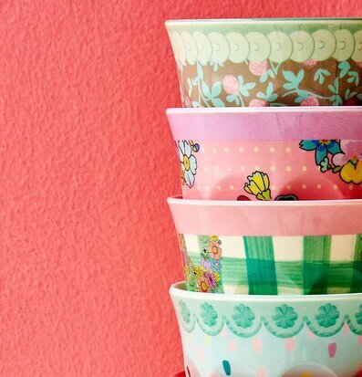 Foto av staplade muggar i färgglada mönster och toner