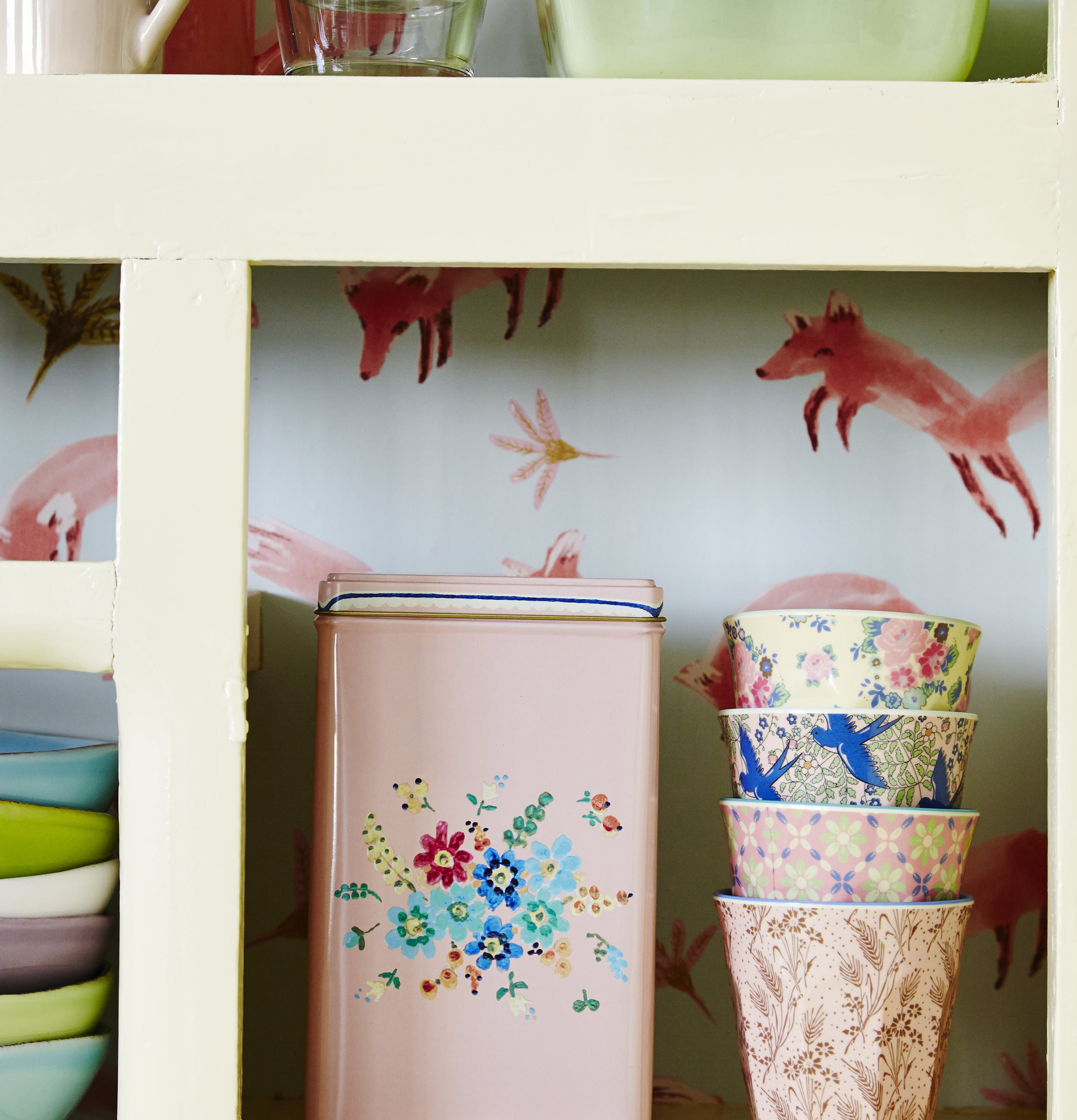 Plåtburkar Set om 3 från Rice med blommotiv i hylla