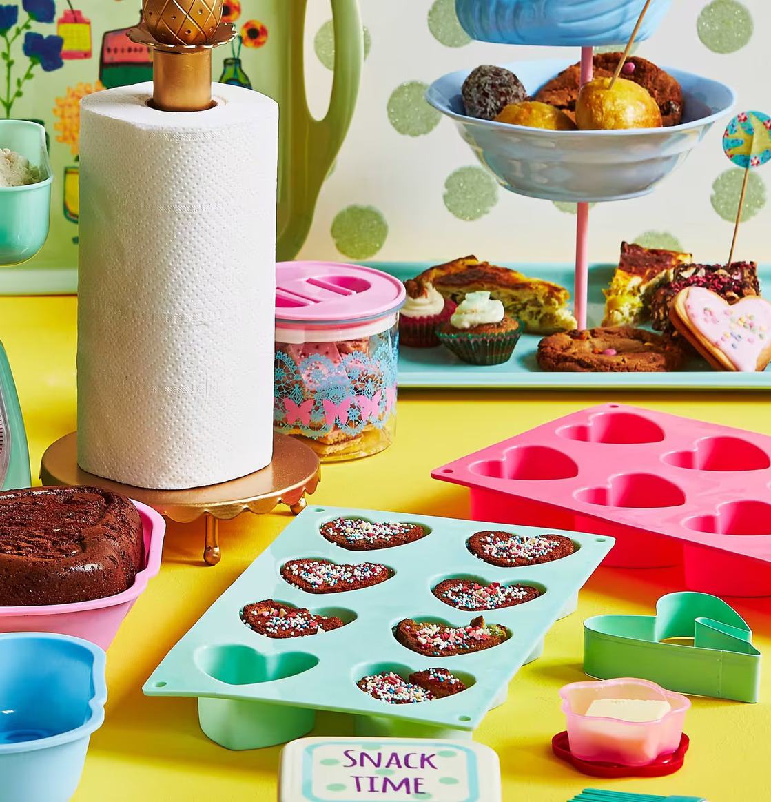 Silikonform Hjärta Mint från Rice på ett färgglatt bakbord