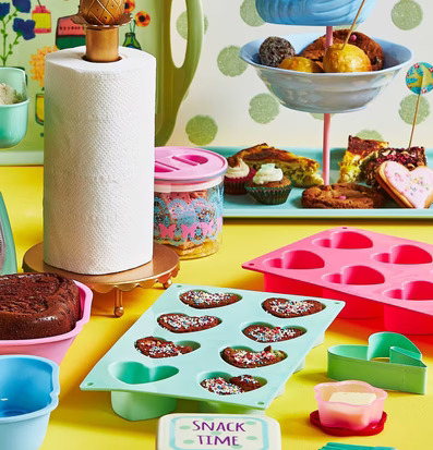 Silikonform Hjärta Mint från Rice på ett färgglatt bakbord