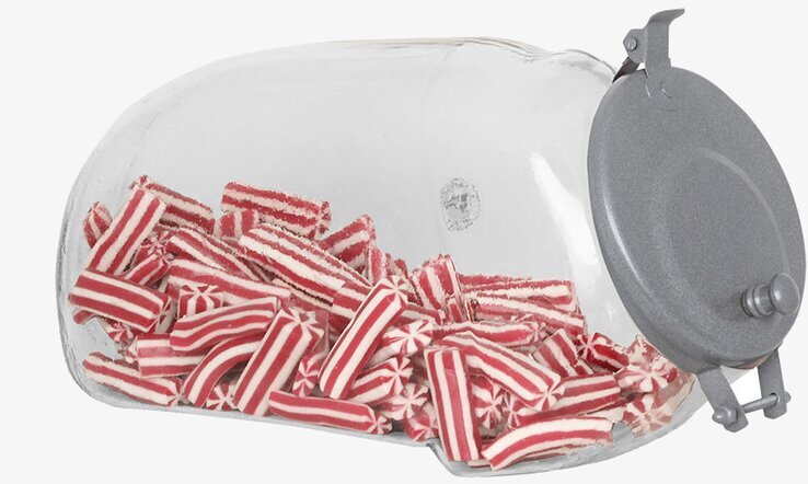 Bild av dekorativ glasburk med godis och metallock