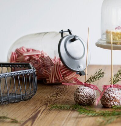 Bild av hemtrevlig atmosfär med godis och dekorationer