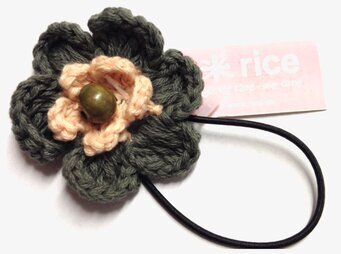 Hårsnodd Blomma Oliv/Aprikos/Oliv från Rice, virkad blomma