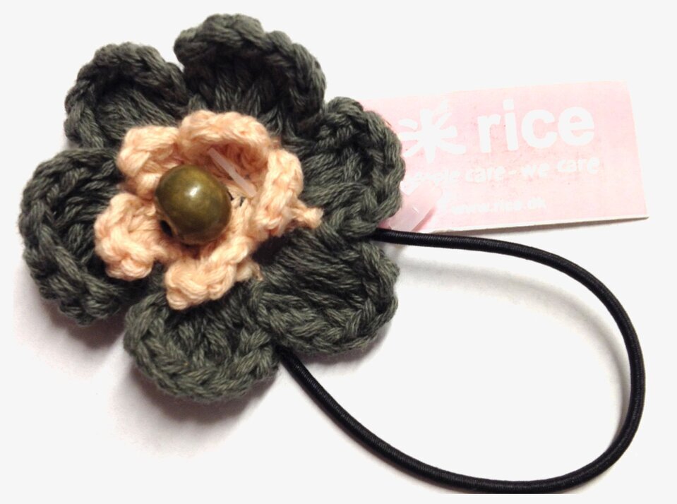 Hårsnodd Blomma Oliv/Aprikos/Oliv från Rice, virkad blomma