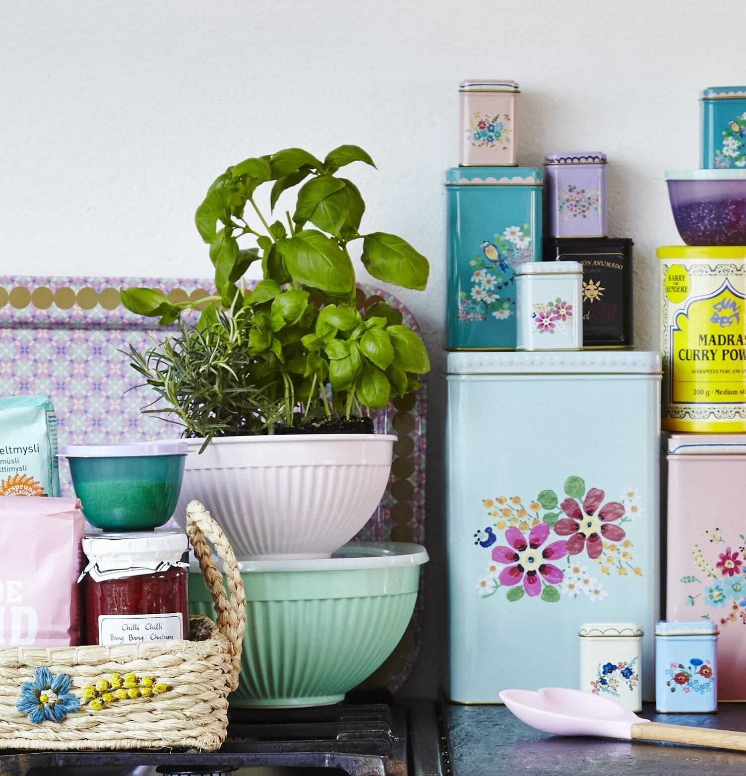 Bild av charmigt kök med färgglada detaljer och kryddor