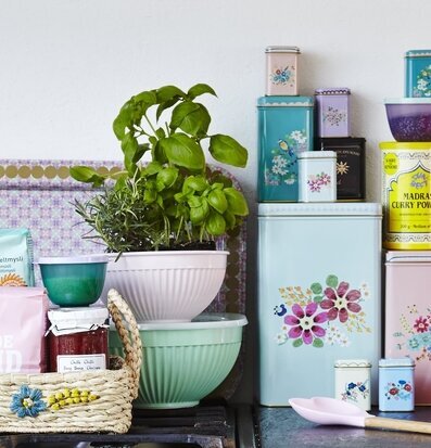 Bild av charmigt kök med färgglada detaljer och kryddor