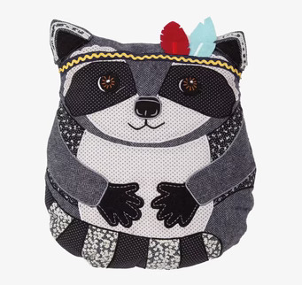 Kudde Arnie Raccoon från Sass & Belle med lekfull design