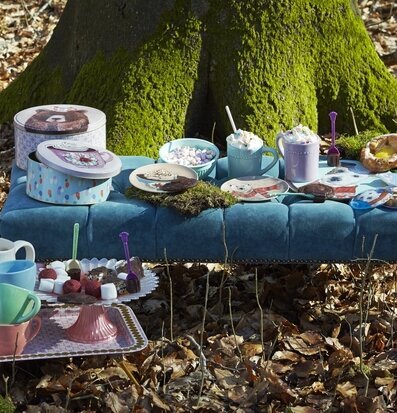 Bild av rustik utomhusmiljö med färgglada detaljer