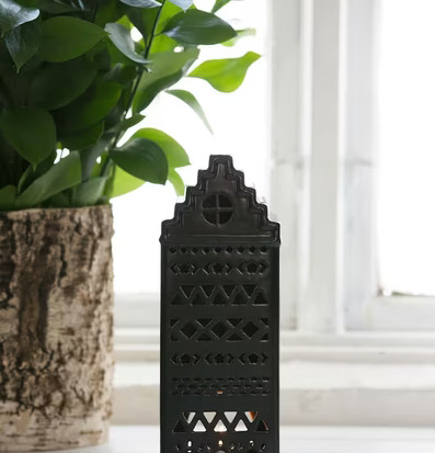 Keramikhus Aztec Svart från Majas Cottage på fönsterbräda