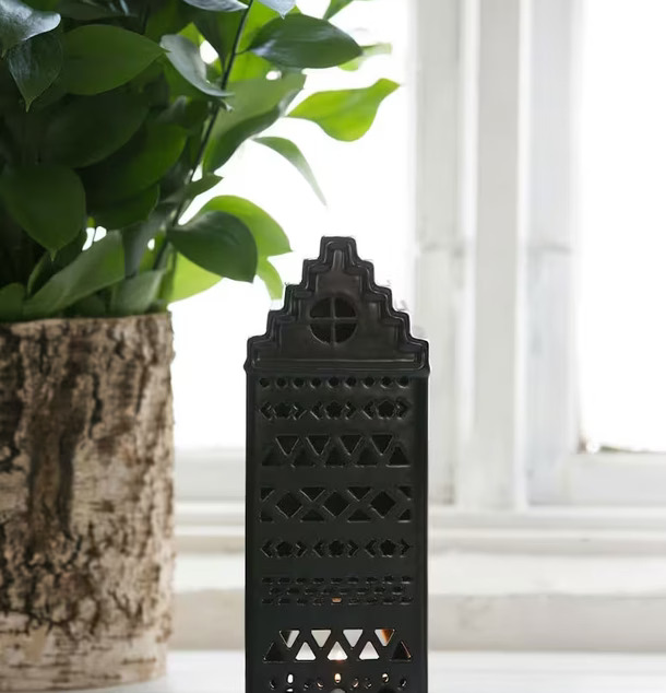 Keramikhus Aztec Svart från Majas Cottage på fönsterbräda