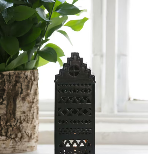 Keramikhus Aztec Svart från Majas Cottage på fönsterbräda