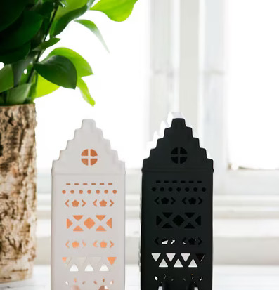 Keramikhus Aztec Svart från Majas Cottage i fönsterkarm