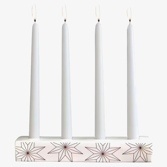 Adventsljusstake Stjärna från Pluto Produkter i vit träbas