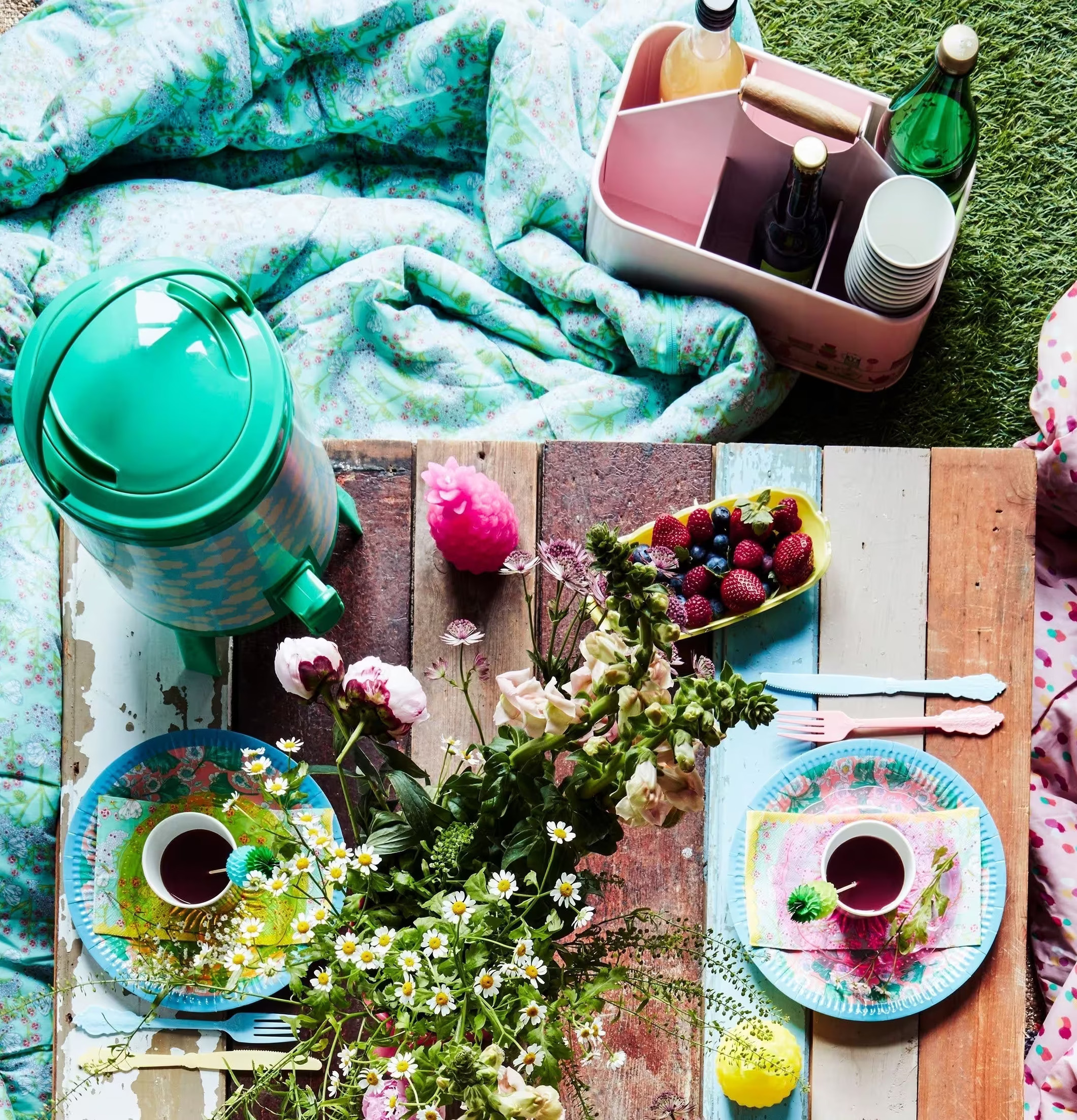 Flaskhållare Cupboard från Rice på grön matta med flaskor