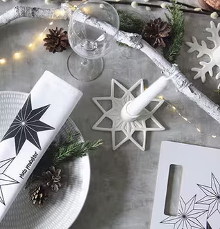 Ljusstake Snöflinga från Pluto Produkter på grått bord