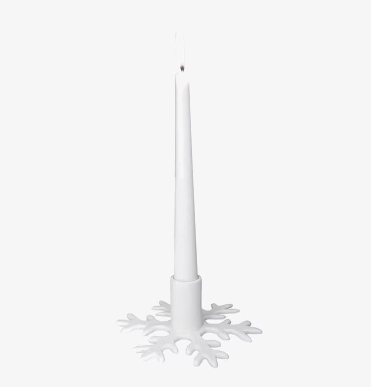 Ljusstake Snöflinga från Pluto Produkter i vitmålad metall