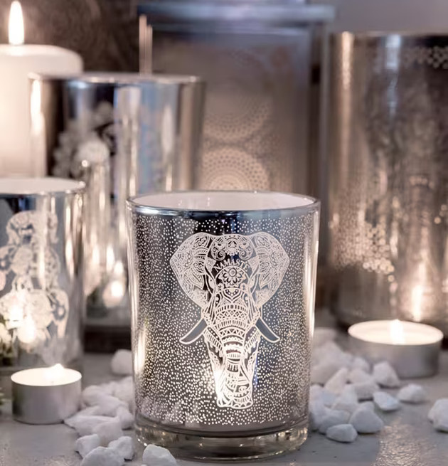 Ljuslykta Elephant Namasté från Majas Cottage i klarglas