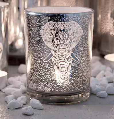 Ljuslykta Elephant Namasté från Majas Cottage i glas