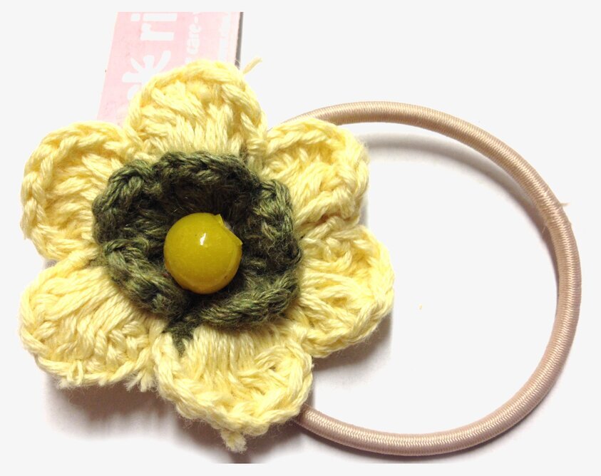 Hårsnodd Blomma Gul/Oliv från Rice på en vit bakgrund