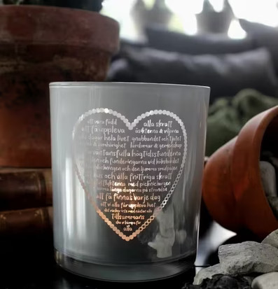 Ljuslykta Tillsammans från Majas Cottage på ett bord