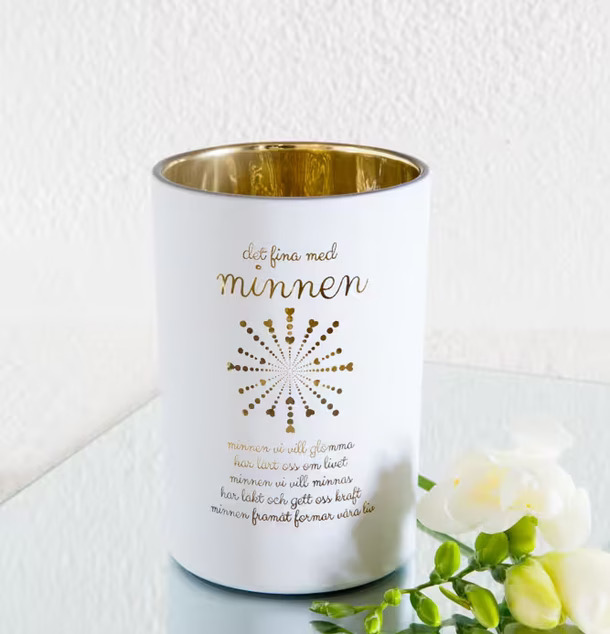 Ljuslykta Minnen från Majas Cottage på spegel med blommor