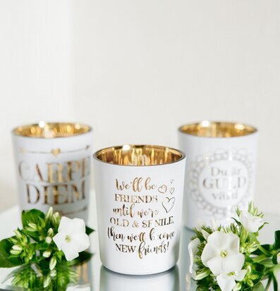 Ljuslykta Friends Vit/Guld från Majas Cottage med blommor