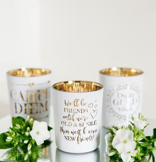 Ljuslykta Friends Vit/Guld från Majas Cottage med blommor