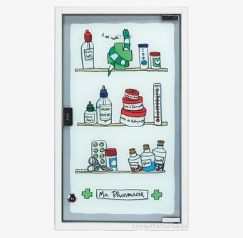 Foto av ett lekfullt illustrerat medicinskåp med glasdörr
