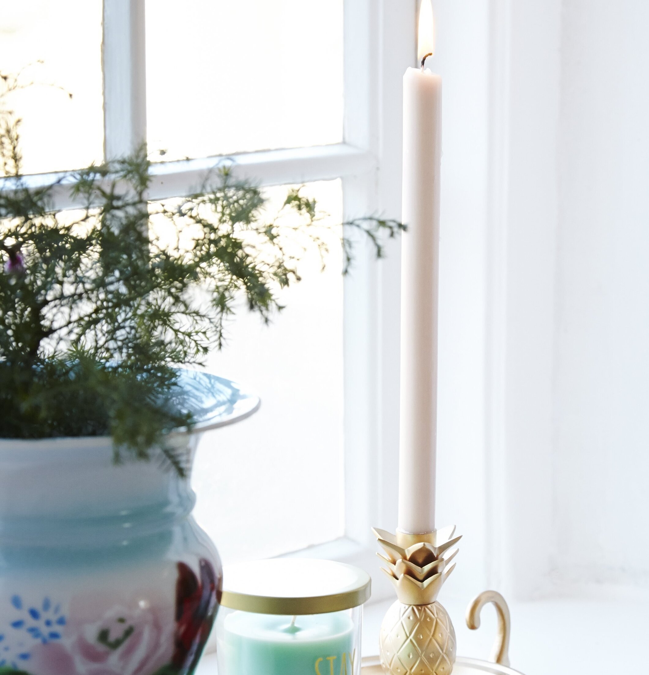 Emaljvas Med Blomtryck från Rice på ett vitt fönsterbräde