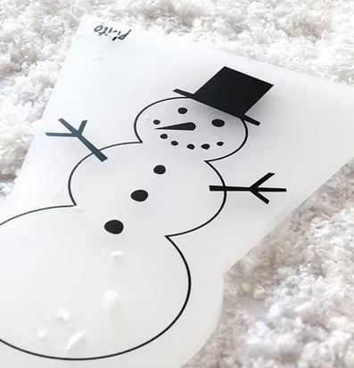 Isskrapa Snögubbe från Pluto Produkter på snötäckt yta