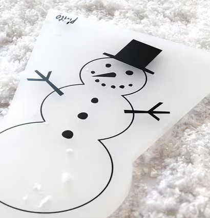 Isskrapa Snögubbe från Pluto Produkter på snötäckt yta