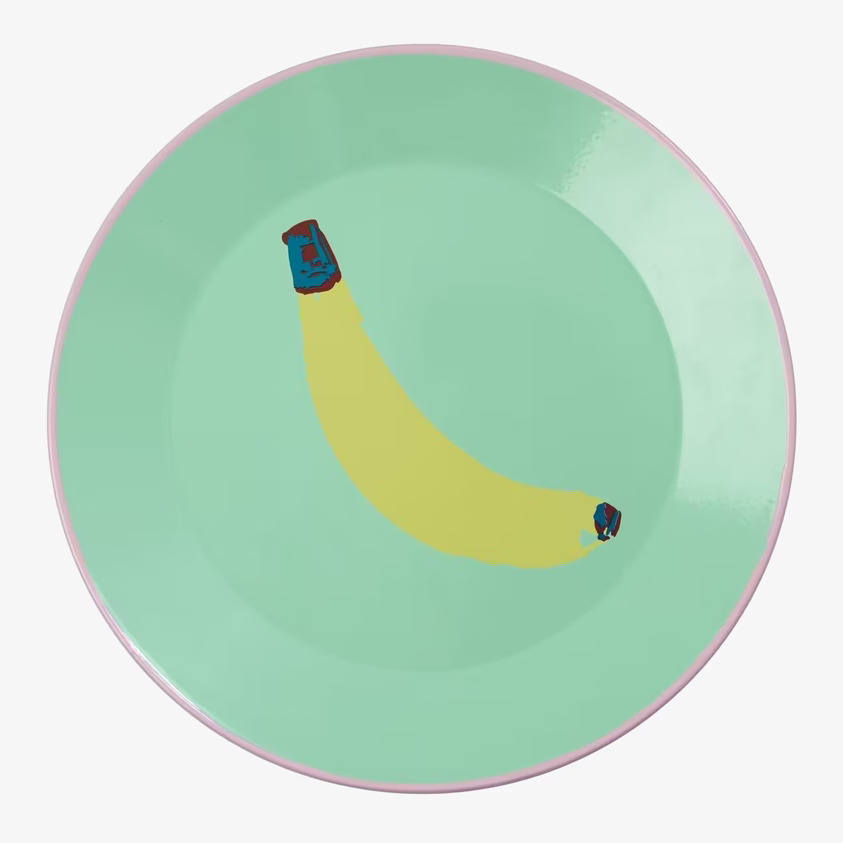 Tallrik Emalj Banana Print från Rice med mintgrön bakgrund