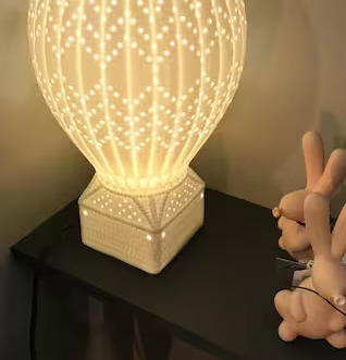 Bordslampa Luftballong Vit från By ON på mörkt bord