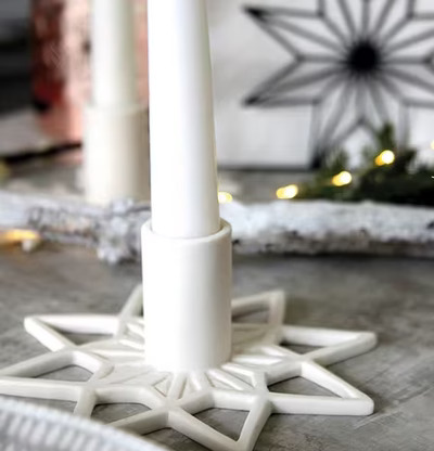 Ljusstake Snöflinga från Pluto Produkter på rustikt bord